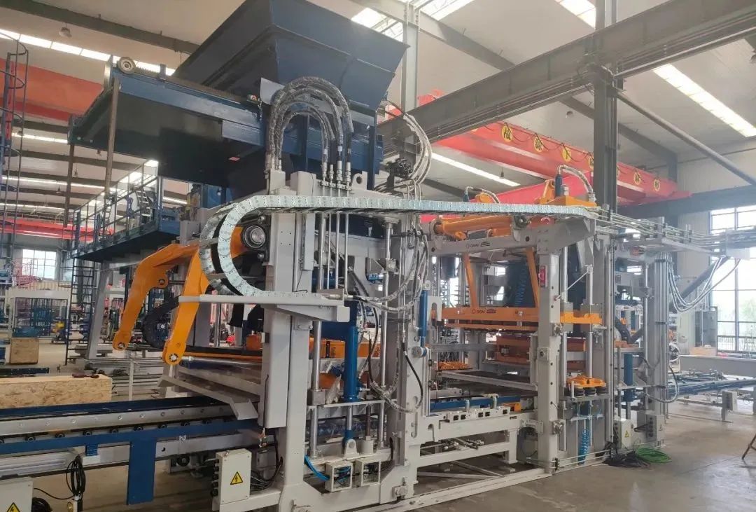 泉工ZN900CG國(guó)產(chǎn)設(shè)備首次進(jìn)入北美市場(chǎng)，開(kāi)創(chuàng)中國(guó)磚機(jī)新紀(jì)元